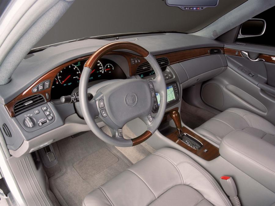 Торпедо Cadillac DeVille DTS 2000 года  (фото 9 из 16)